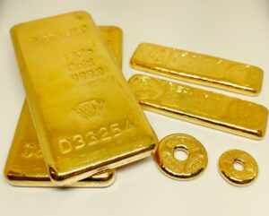 實金保值．備有伍錢，壹兩(金粒) 及 伍兩，壹公斤(金條) ，現貨供應。